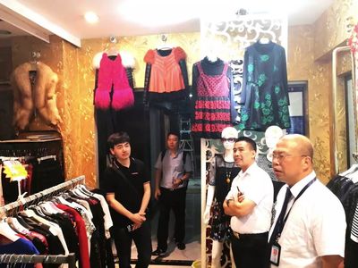 原創(chuàng)設(shè)計驅(qū)動產(chǎn)業(yè)升級 平湖羽絨服產(chǎn)業(yè)聯(lián)盟走進(jìn)重慶服裝批發(fā)市場
